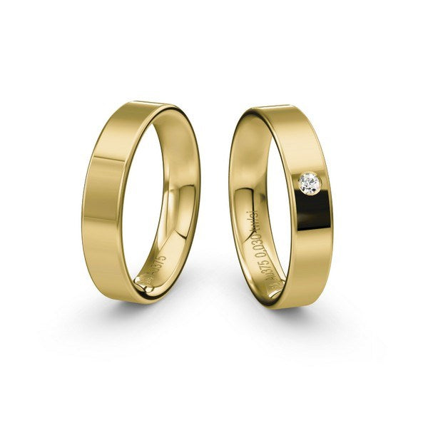 Romantiske Siersbøl vielsesringe i 14 karat guld med 0,03 ct diamant fra Siersbøl Wedding – klassiske, blanke ringe med flad halv-kantet profil.